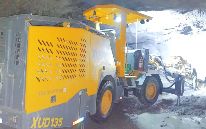 掘进铁矿！cq9电子掘进钻车硬核施工