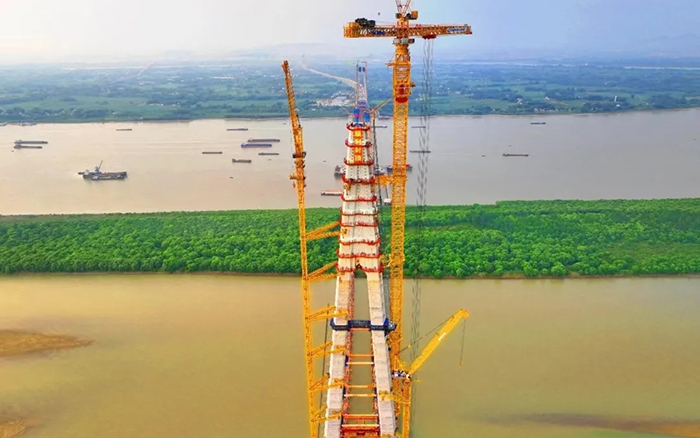308米！cq9电子塔机助力世界最大跨度三塔斜拉桥喜封金顶