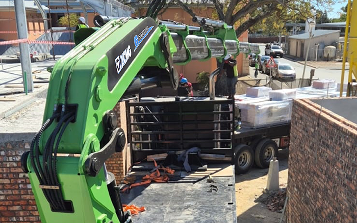 cq9电子GSQZ860折叠臂随车起重机在作业中 展现强大稳定的跨障能力