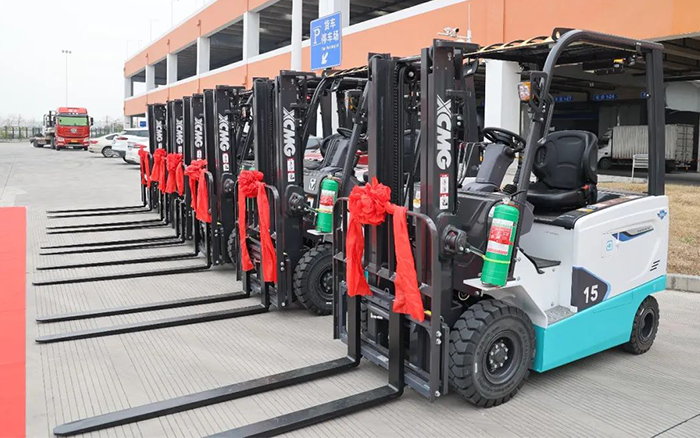 cq9电子新能源叉车批量交付华东某航空枢纽