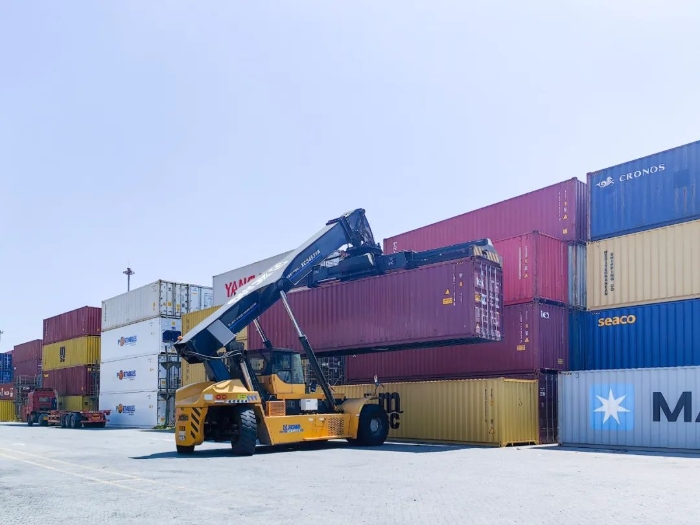 性能优越！cq9电子正面吊助力海铁联运发展