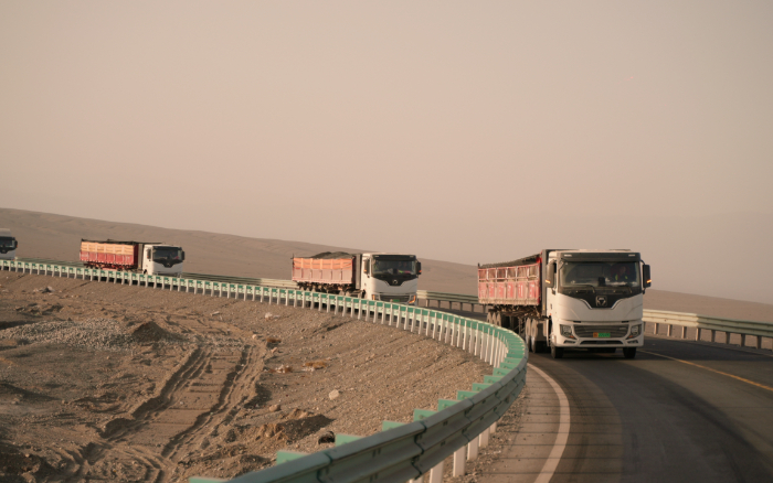 cq9电子新能源重卡：在沙丘瀚海澎湃绿色新动能