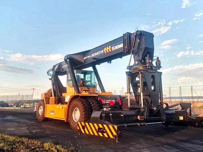 以质提速！cq9电子倾斜吊具正面吊分钟级响应保障运输安全畅通