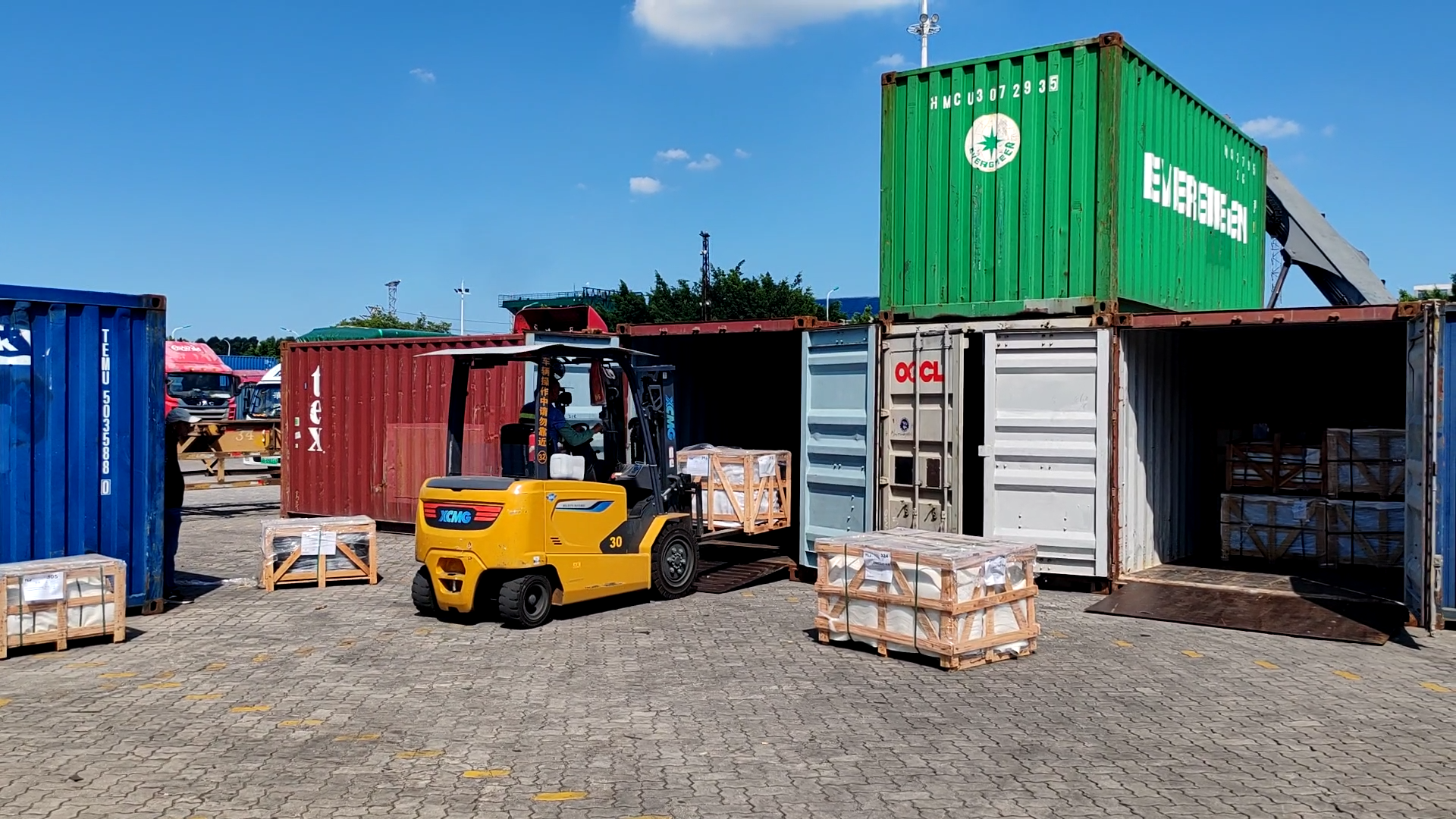 可进箱操作的cq9电子电动平衡重叉车