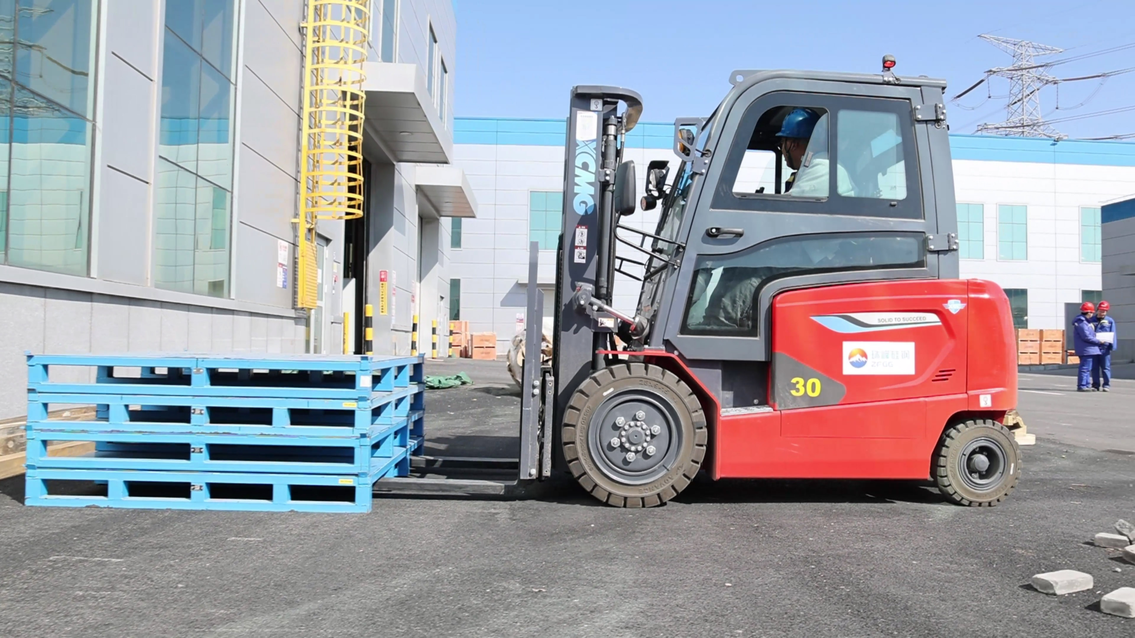 小巧精悍，cq9电子鲲鹏系列电动平衡重叉车制造业大展身手