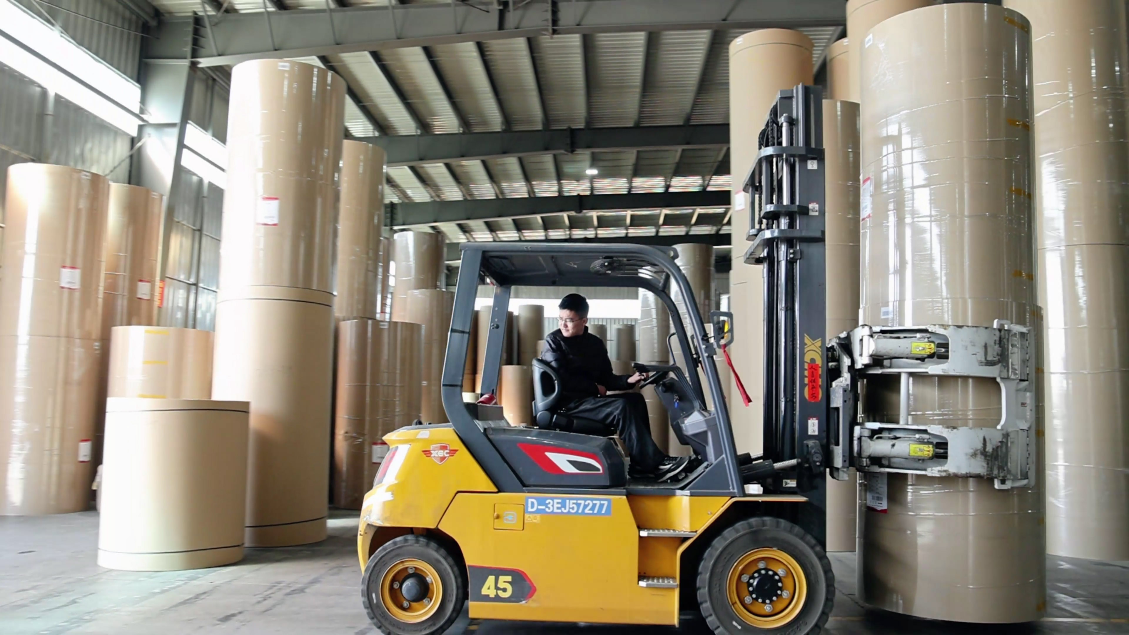 纸卷厂搬运利器，cq9电子孔雀系列高压重载电动叉车