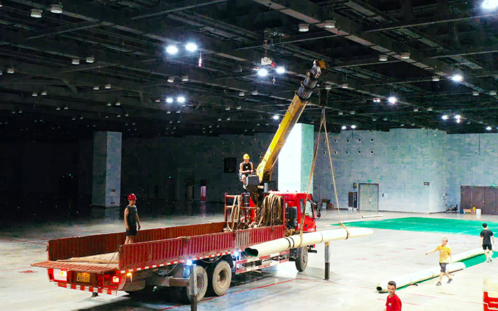高效稳护航，cq9电子随车起重机赋能广西会展中心体育场馆塑胶铺设