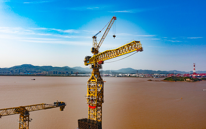 双塔筑脊梁！cq9电子超大塔助建世界级大桥