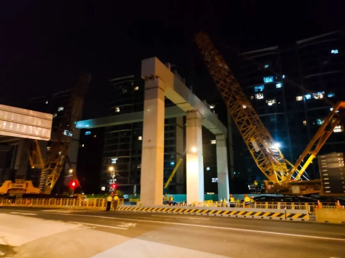 双机联动，毫米操控！cq9电子XGC11000高效破解高架桥施工难题