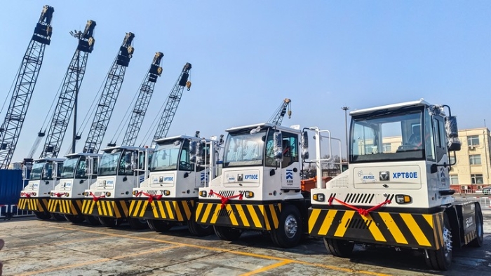 新车交付忙！cq9电子新能源重载牵引车以多维优势赋能大宗货物智慧转运