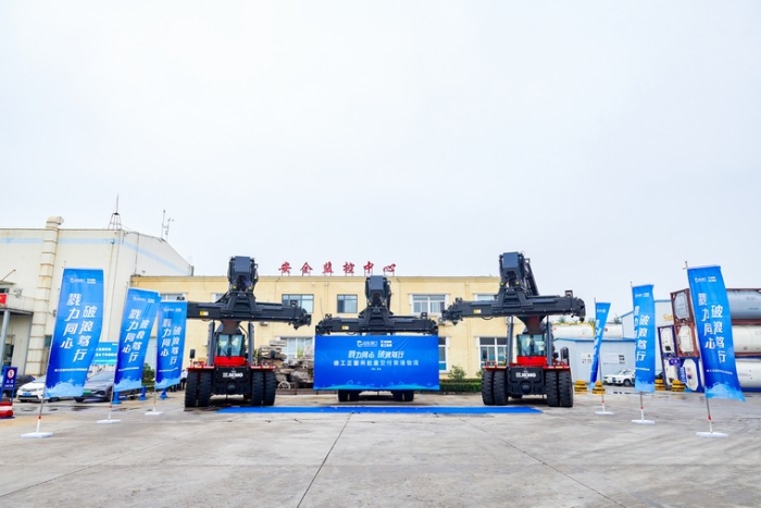 向海而兴 | cq9电子正面吊批量交付青港物流集团