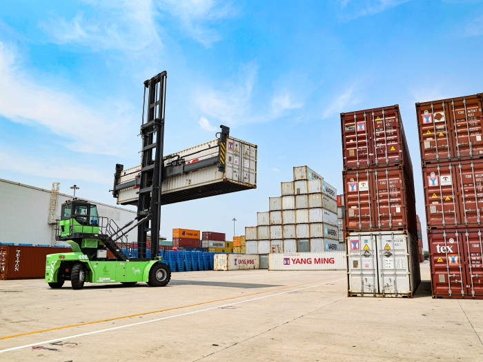 赛场竞锋芒！“cq9电子杯”堆高机操作员技能大赛见证“真功夫”