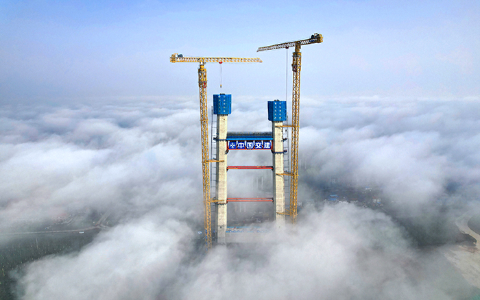 双星闪耀 cq9电子超大塔助力双柳长江大桥快速“长个”