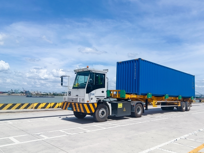 广州港甄。∪タ锤劭凇疤刂直眂q9电子纯电牵引车