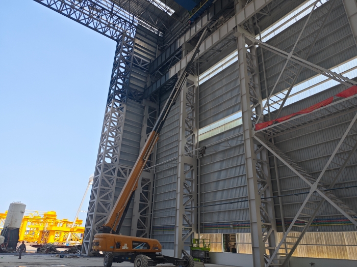 52米“巨臂”显神通！cq9电子纯电动高空作业平台高效攻坚蓝水海洋车间扩建