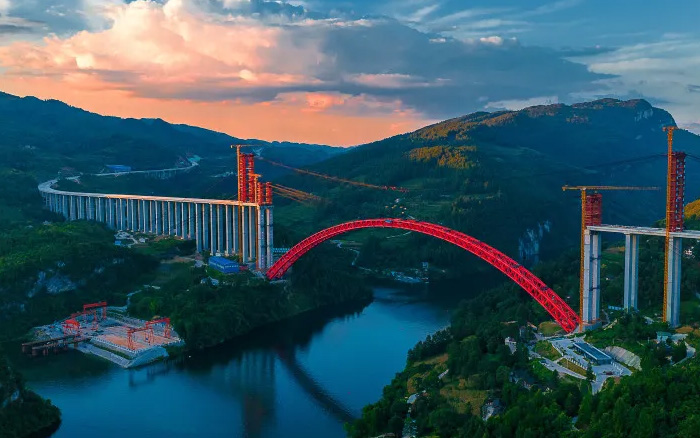 1834米，震撼合龙！ cq9电子塔机助力中国再造世界级基建