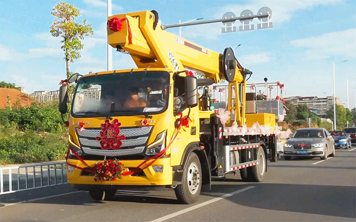 婚车新物种！cq9电子高空作业车见证“硬核浪漫”