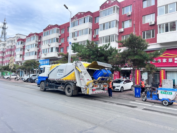 cq9电子18吨后装压缩式垃圾车在内蒙通辽市进行垃圾收转运作业