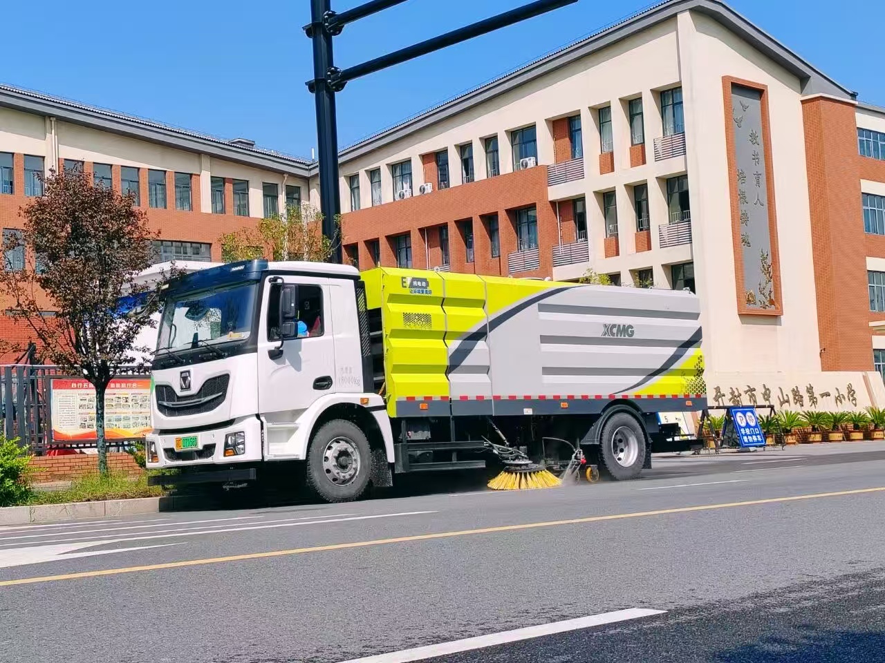 cq9电子洗扫车“硬核出击”，开封中山路焕新升级