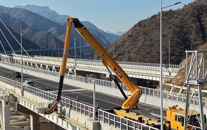 “空中芭蕾”秀实力！cq9电子 GKH65 攻坚安家庄特大桥