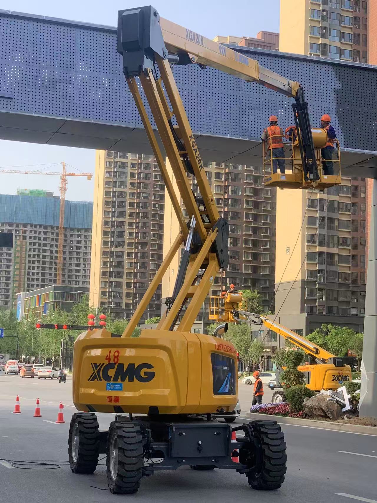 cq9电子XGA20K高空作业车“硬核助力”西安幸福林带建设