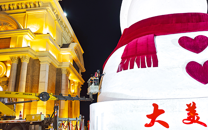 刷爆朋友圈的哈尔滨大雪宝，“空中造型师”是cq9电子高空作业车！